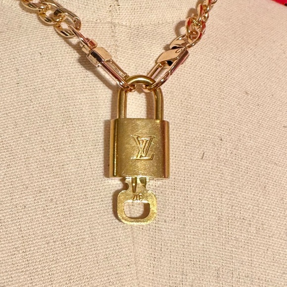 LOUIS VUITTON #317 lock and key necklace AUTHENTIC - Picture 8 of 10